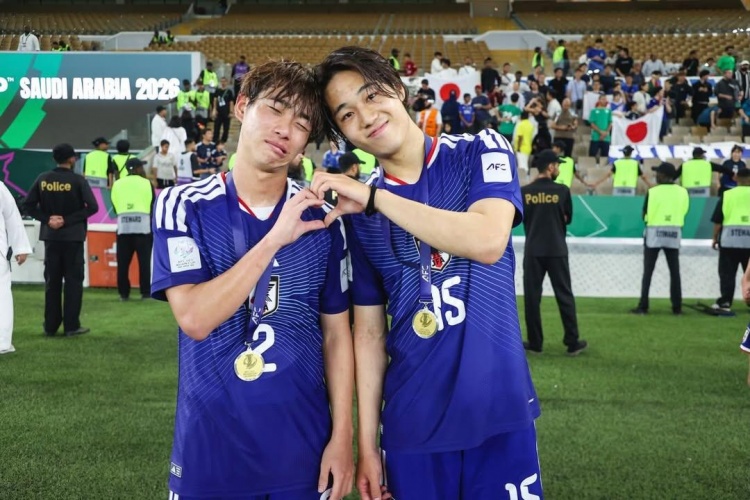 杨希数据：7次抢断、9次对抗成功均为本场最多，获评7.6分